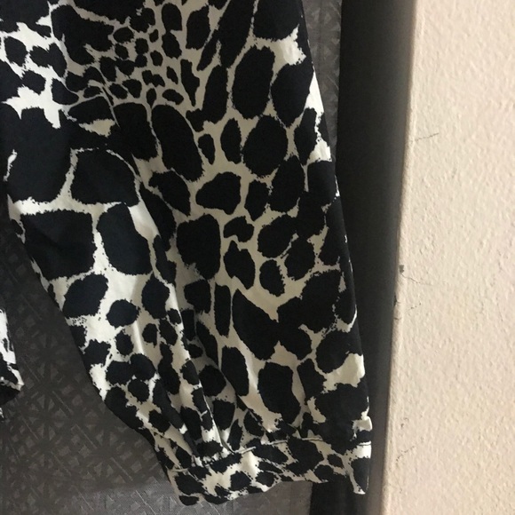 Pretty blouse great with black pants - Picture 2 of 4